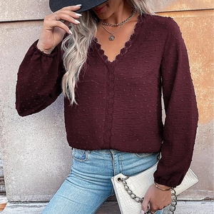 Haut jacquard bordeaux à manches longues élégant avec col en V et détails en dentelle