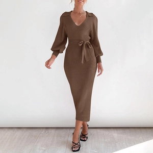 Elegantes braunes Strick-Midikleid mit V-Ausschnitt, Rippenmuster und Bindegürtel für Damen