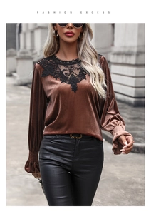 Détail du haut en velours marron avec dentelle noire raffinée au col et poignets évasés