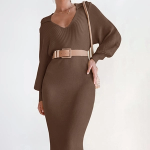 Elegantes braunes Strick-Midikleid mit V-Ausschnitt, langen Ärmeln und passendem Gürtel