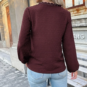 Vue arrière du chemisier bordeaux à pois avec dentelle élégante pour femme en automne
