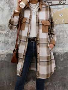 Dettaglio della giacca a quadri vintage con colletto e tasche in pelle scamosciata marrone