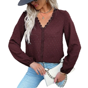 Chemisier femme bordeaux à col en V en mousseline plumetis avec dentelle et manches longues