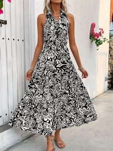 Robe longue fleurie à licou avec jupe à plusieurs niveaux et dos nu pour les vacances