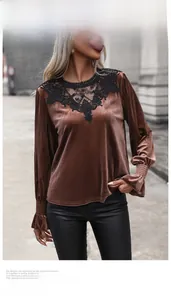 Détail du haut en velours marron avec broderie en dentelle noire et poignets à volants