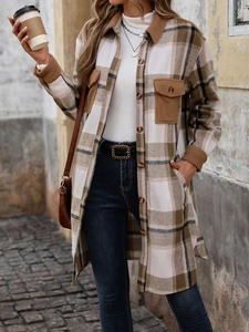 Dettaglio di giacca a quadri vintage con polsini in patchwork marrone e tasche sul petto