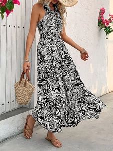 Robe longue fleurie dos nu avec jupe à volants étagée pour style de vacances d'été
