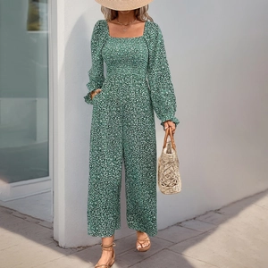 Combinaison fleurie verte à manches bouffantes, col carré et jambes larges