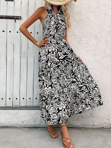 Détails de la robe longue fleurie à licou avec boutons décoratifs et jupe à volants