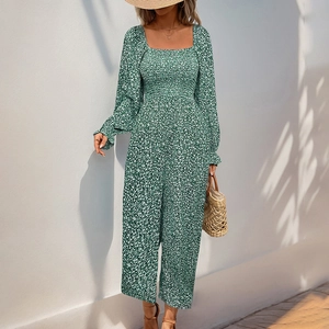 Combinaison fleurie verte à col carré, manches bouffantes et pantalon large fluide