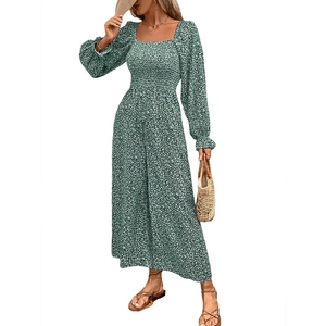 Combinaison fleurie à encolure carrée et manches bouffantes avec pantalon large de vacances