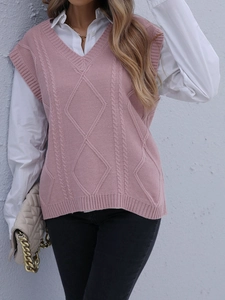 Gros plan d'un débardeur en maille torsadée rose col V sur une chemise blanche