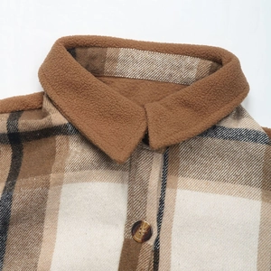 Dettaglio del cardigan a quadri con colletto in pile e chiusura con bottone marmo