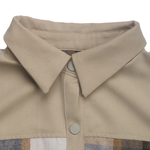 Vista macro del colletto della camicia a quadri kaki e grigi con bottoni a pressione