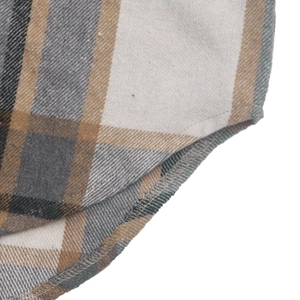 Dettaglio dell'orlo curvo di una camicia di flanella a quadri marroni e grigi con cuciture