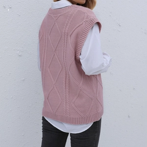 Gilet en maille rose avec torsades et motifs losanges vu de l'arrière