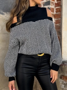 Nahaufnahme des schwarz-weißen Chevron-Strickpullovers mit Cold-Shoulder-Schnitt und Stehkragen
