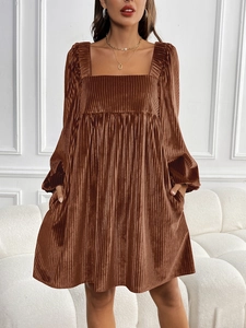 Détail de la robe marron à manches longues avec col carré et texture plissée élégante