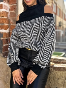 Details des Cold-Shoulder-Strickpullovers mit Zickzackmuster und Stehkragen am Modell