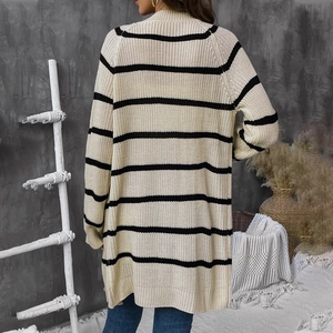 Vue arrière d'un long gilet en maille rayé avec manches tombantes et rayures noires et blanches