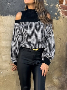 Detailansicht des Cold-Shoulder-Strickpullovers mit schwarz-weißem Fischgrätenmuster