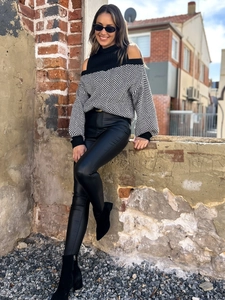 Outdoor-Aufnahme eines Damen-Strickpullovers mit Cold-Shoulder-Schnitt und Fischgrätmuster
