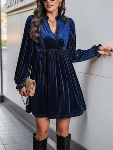 Détails de la robe en velours bleu foncé avec décolleté en V et poignets à volants