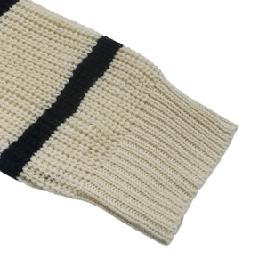 Détail des poignets côtelés et maille gaufrée sur un cardigan à rayures crème