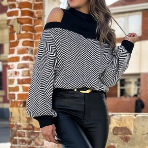 Damen Strickpullover mit Cut-Out-Schultern, schwarz-weißem Fischgrätmuster und Stehkragen