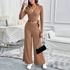 Set in maglia marrone da donna con top a portafoglio e pantaloni a gamba larga a vita alta