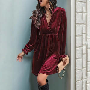 Robe courte en velours bordeaux à col en V avec taille haute et poignets à volants