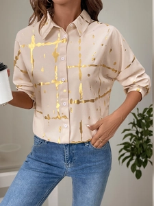 Dettaglio camicia da donna color crema con stampa metallica in oro e bottoni bianchi