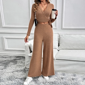 Tessuto a coste marrone dettagliato per un elegante completo da donna a due pezzi moda