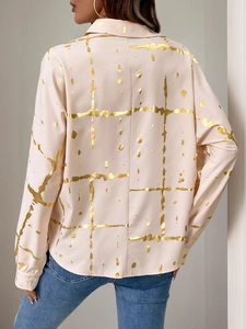 Vista posteriore della camicia rosa a maniche lunghe con stampa a griglia dorata e colletto