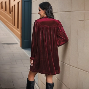 Robe courte élégante en velours bordeaux avec dos plissé et manches longues pour soirée