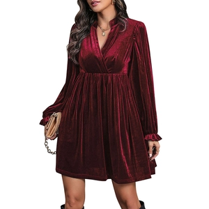 Robe mini élégante en velours bordeaux à manches longues avec col en V et volants