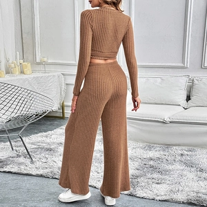 Set due pezzi in maglia a coste marrone con top corto e pantaloni a gamba larga a vita alta