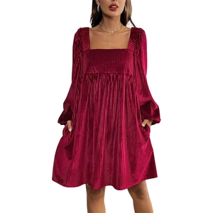 Robe élégante en velours bordeaux avec encolure carrée, manches bouffantes et poches