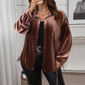 Détail de chemise vintage en velours avec col à revers et texture bronze riche
