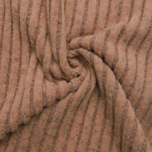 Primo piano del tessuto a maglia a coste color cammello che mostra dettagli morbidi