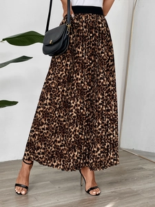 Detail of high waisted pleated midi skirt with leopard print and black elastic waistband