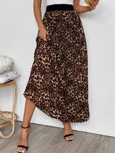 Detail of high-waist pleated maxi skirt with classic leopard print and black elastic band