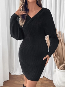 Gros plan sur la robe en maille côtelée noire montrant la texture et les détails