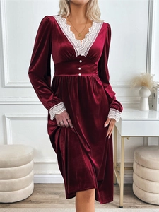 Détail de robe en velours bordeaux avec dentelle blanche et boutons en perles