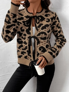 Cardigan en maille imprimé léopard avec nœuds en ruban noir et poignets côtelés marrons