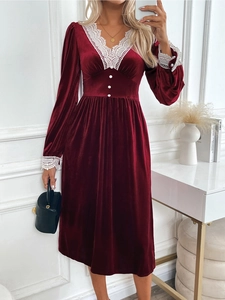 Détail de la robe en velours bordeaux avec dentelle au crochet au col en V et aux poignets