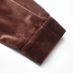 Vue détaillée du revers de manche en velours marron foncé avec coutures de qualité