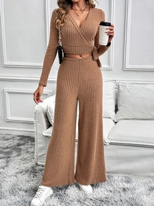 Completo donna 2 pezzi in maglia a coste caramello con top a portafoglio e pantaloni larghi