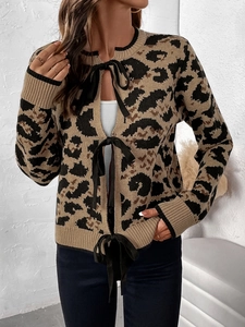 Cardigan en maille léopard pour femme avec trois nœuds papillon noirs et finitions bords-côtes