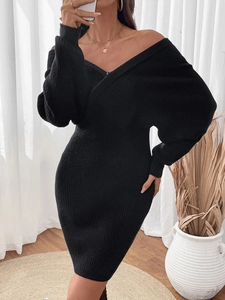 Détail de la robe en maille noire avec texture côtelée et manches lanternes